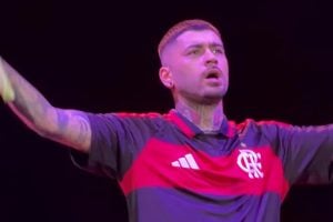 Zayn Malik veste camisa do Flamengo durante show em est&aacute;dio do Palmeiras e gera repercuss&atilde;o