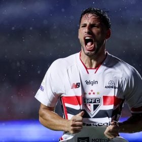 S&atilde;o Paulo vence o Vit&oacute;ria com dois gols de Calleri ap&oacute;s duas derrotas consecutivas no Brasileir&atilde;o