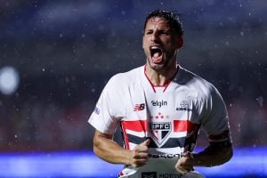 S&atilde;o Paulo vence o Vit&oacute;ria com dois gols de Calleri ap&oacute;s duas derrotas consecutivas no Brasileir&atilde;o