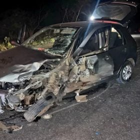 Acidente na BR-494 em Carmo da Mata deixa tr&ecirc;s pessoas feridas