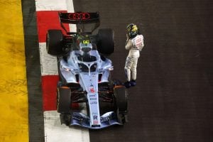 Gabriel Bortoleto abandona GP de Singapura ap&oacute;s falha no carro e inc&ecirc;ndio durante a corrida