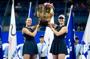 Luisa Stefani e Gabriela Dabrowski conquistam o WTA 1000 de Pequim e garantem vaga no Finals