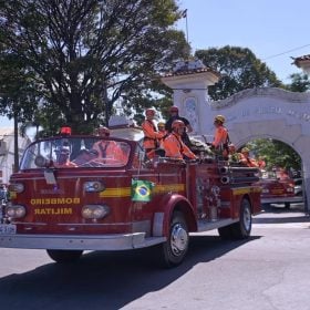 Corpo de militares v&iacute;timas de queda de aeronave da Pol&iacute;cia Militar &eacute; recebido com homenagem em Belo Horizonte