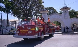 Corpo de militares v&iacute;timas de queda de aeronave da Pol&iacute;cia Militar &eacute; recebido com homenagem em Belo Horizonte