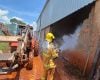 Inc&ecirc;ndio em maquin&aacute;rio agr&iacute;cola em S&atilde;o Sebasti&atilde;o do Para&iacute;so mobiliza Bombeiros e equipes de emerg&ecirc;ncia
