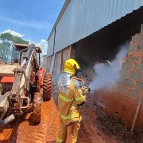 Inc&ecirc;ndio em maquin&aacute;rio agr&iacute;cola em S&atilde;o Sebasti&atilde;o do Para&iacute;so mobiliza Bombeiros e equipes de emerg&ecirc;ncia