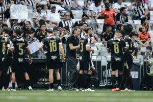T&eacute;cnico do Atl&eacute;tico avalia vit&oacute;ria sobre o Santos, destaca atua&ccedil;&atilde;o de Borbas e projeta semifinal da Sul-Americana