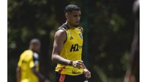 &Aacute;rbitro relata empurr&atilde;o de Ruan Tressoldi em Gabigol ap&oacute;s Atl&eacute;tico x Santos; jogada ser&aacute; analisada pelo STJD