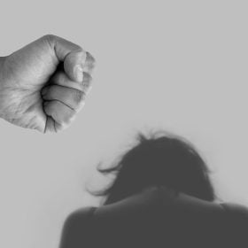 Homem &eacute; preso por agress&otilde;es a esposa e filhas em Nova Era, Minas Gerais