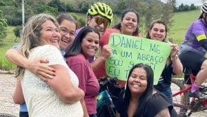 Cantor Daniel faz peregrina&ccedil;&atilde;o de bicicleta ao Santu&aacute;rio de Aparecida e atende fi&eacute;is