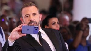 Ben Affleck relata ter sido banido duas vezes do Instagram por criar perfis para monitorar os filhos