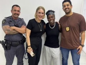 Cantora Neném é conduzida à delegacia após abordagem por veículo clonado e suspeita de golpe