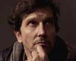 Vladimir Brichta estreia espet&aacute;culo solo inspirado em hist&oacute;ria real de paternidade e recome&ccedil;o