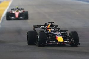 Verstappen vence sprint em Singapura com corrida marcada por acidentes e abandono de piloto brasileiro