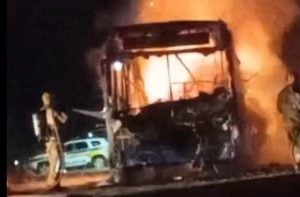 &Ocirc;nibus &eacute; destru&iacute;do por inc&ecirc;ndio suspeito no bairro Belo Vale, em Sete Lagoas
