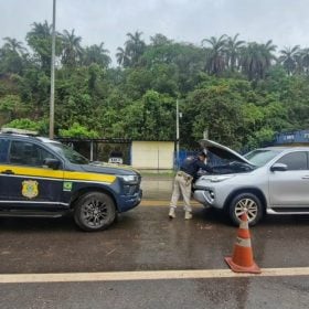 Dois homens s&atilde;o detidos por conduzir Hilux clonada na BR-381, em Sabar&aacute;