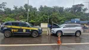 Dois homens s&atilde;o detidos por conduzir Hilux clonada na BR-381, em Sabar&aacute;