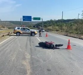 Motociclista de aplicativo morre ap&oacute;s colis&atilde;o com ve&iacute;culo n&atilde;o identificado na MG-424, em S&atilde;o Jos&eacute; da Lapa; motorista fugiu