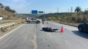 Motociclista de aplicativo morre ap&oacute;s colis&atilde;o com ve&iacute;culo n&atilde;o identificado na MG-424, em S&atilde;o Jos&eacute; da Lapa; motorista fugiu