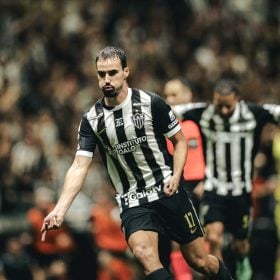 Atl&eacute;tico vence o Coritiba com time alternativo na Arena MRV e sobe para o G5 do Campeonato Brasileiro