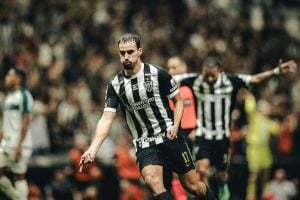 Atlético vence o Coritiba com time alternativo na Arena MRV e sobe para o G5 do Campeonato Brasileiro