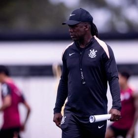 Seedorf n&atilde;o estar&aacute; no banco do Corinthians contra o Vit&oacute;ria devido &agrave; regulariza&ccedil;&atilde;o pendente