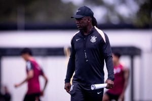 Seedorf n&atilde;o estar&aacute; no banco do Corinthians contra o Vit&oacute;ria devido &agrave; regulariza&ccedil;&atilde;o pendente