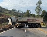 Caminhonete colide frontalmente com carreta na BR-381 e motorista morre em Jo&atilde;o Monlevade