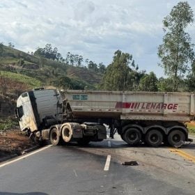 Caminhonete colide frontalmente com carreta na BR-381 e motorista morre em Jo&atilde;o Monlevade