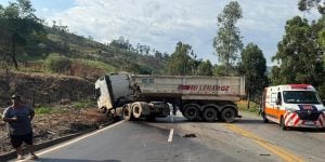 Caminhonete colide frontalmente com carreta na BR-381 e motorista morre em Jo&atilde;o Monlevade