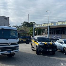 Seis homens s&atilde;o presos por furto de mais de 70 garrafas de u&iacute;sque e uso de ve&iacute;culo clonado em Juatuba, Minas Gerais