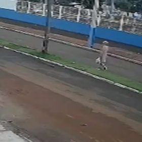 Motorista sem CNH atropela idosa em MG, foge do local e &eacute; liberado ap&oacute;s pris&atilde;o; v&iacute;deo registra acidente