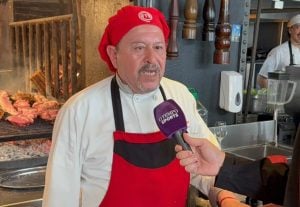 Churrasqueiro uruguaio que trabalhou em Belo Horizonte surpreende ao cantar hino do Atlético em Montevidéu