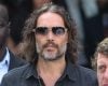 Russell Brand inicia julgamento em Londres por acusações de estupro e agressão sexual
