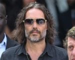 Russell Brand inicia julgamento em Londres por acusa&ccedil;&otilde;es de estupro e agress&atilde;o sexual