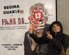 Regina Duarte publica foto ao lado de cartaz de pe&ccedil;a teatral coberto por adesivos do PT e faz coment&aacute;rio ir&ocirc;nico