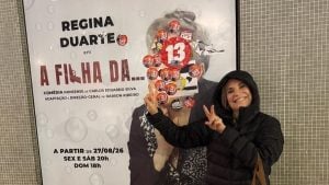 Regina Duarte publica foto ao lado de cartaz de peça teatral coberto por adesivos do PT e faz comentário irônico