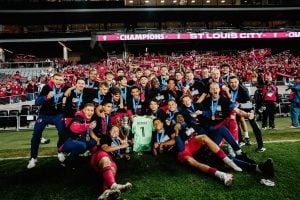 Ex-lateral do Cruzeiro conquista primeira taça da US Open Cup defendendo o St. Louis nos Estados Unidos