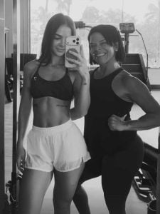 Mel Maia exibe resultados de seis meses de treino após retomada da rotina de exercícios físicos