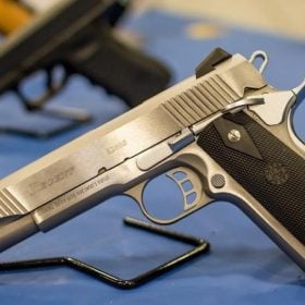 Esquema de falsifica&ccedil;&atilde;o de documentos militares para compra ilegal de armas &eacute; desarticulado pela pol&iacute;cia