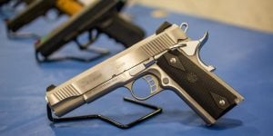 Esquema de falsificação de documentos militares para compra ilegal de armas é desarticulado pela polícia