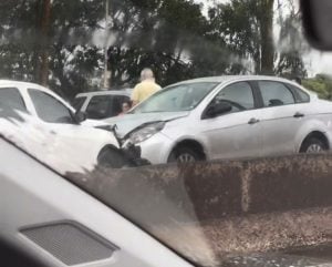 Acidente com quatro carros e pontos de alagamento provocam lentid&atilde;o no Anel Rodovi&aacute;rio de BH