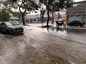 Temporal alaga avenida Presidente Carlos Luz durante segundo turno das eleições em BH