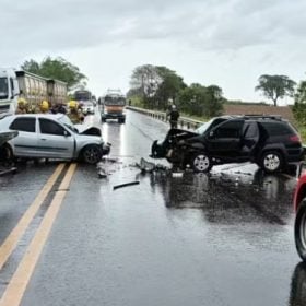 Idoso morre e cinco pessoas ficam feridas ap&oacute;s colis&atilde;o entre dois carros na MG-050