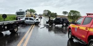 Idoso morre e cinco pessoas ficam feridas após colisão entre dois carros na MG-050