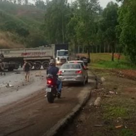 Motorista morre em colis&atilde;o frontal entre caminhonete e carreta na BR-381, em Jo&atilde;o Monlevade
