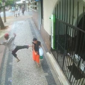 Mulher &eacute; atingida por voadora enquanto caminhava no Barro Preto, em BH