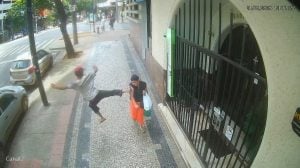 Mulher é atingida por voadora enquanto caminhava no Barro Preto, em BH