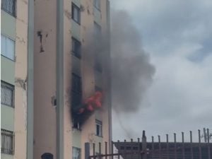 Inc&ecirc;ndio mobiliza seis equipes no atendimento a apartamento no Cabana do Pai Tom&aacute;s, em BH
