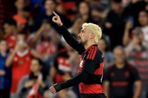 Arrascaeta destaca foco do Flamengo ap&oacute;s vit&oacute;ria e minimiza disputa com o Palmeiras